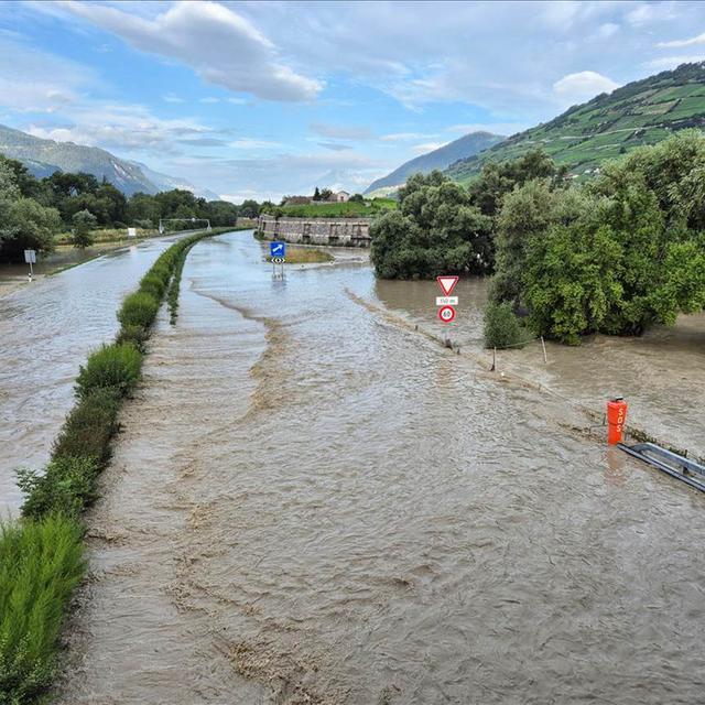 Le Rhône a débordé en Valais, causant l'évacuation de centaines de personnes. [RTS]