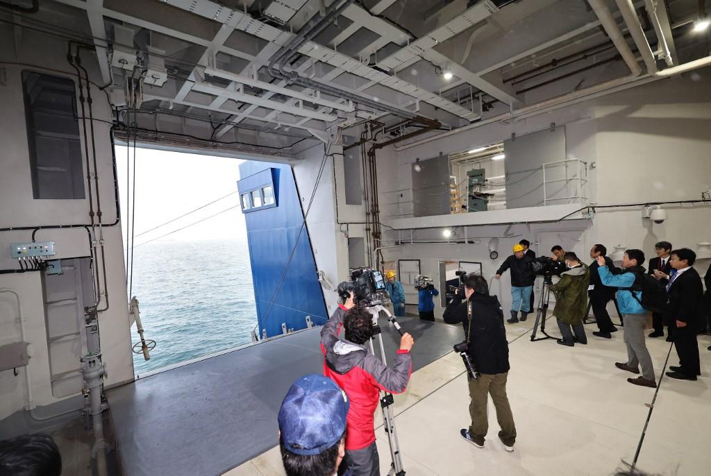 L'intérieur du navire et sa porte massive. [The Yomiuri Shimbun via AFP - DAISUKE URAKAMI]