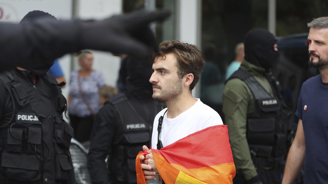 Dans de nombreux pays catholiques, y compris en Europe, les personnes LGBTQI+ sont très persécutées socialement. [Keystone/AP Photo - Czarek Sokolowski]