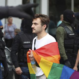 Dans de nombreux pays catholiques, y compris en Europe, les personnes LGBTQI+ sont très persécutées socialement. [Keystone/AP Photo - Czarek Sokolowski]