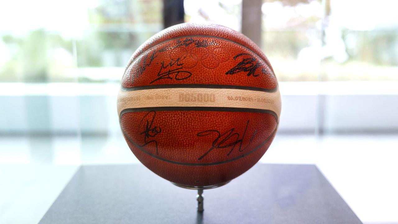 Ballon de la finale de basket signé par l'équipe des Etats-Unis.