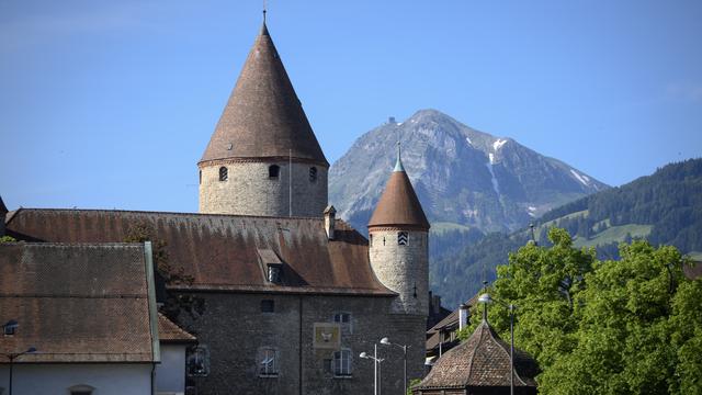 Le Château de Bulle avec le Moléson en arrière-plan. [Keystone - Laurent Gillieron]