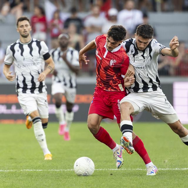 Theo Bouchlarhem (SIO), gauche, lutte pour le ballon avec Leon Avdullahu (FCB), droite, lors de la rencontre du championnat de football de Super League entre le FC Sion et le FC Bale ce samedi, 31 aout 2024 au stade de Tourbillon a Sion. [Keystone - Cyril Zingaro]