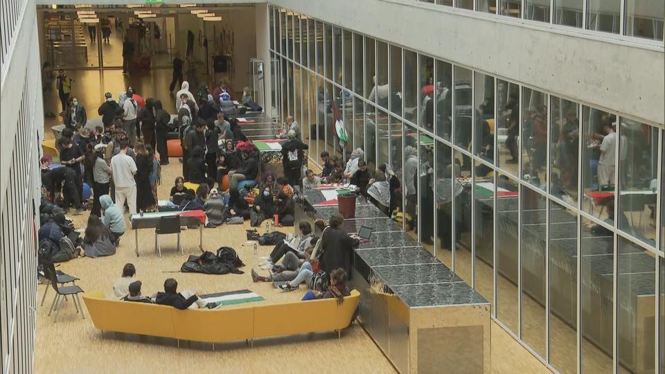 Des activistes pro-palestiniens se sont installés jusqu'à lundi au moins dans le hall de Géopolis, à l'Université de Lausanne. [RTS]