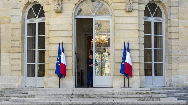 Un gardien à l'entrée de l'Hôtel de Matignon, la résidence du Premier ministre de la France. [Keystone/EPA - André Pain]