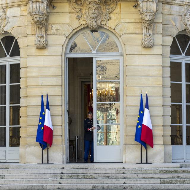 Un gardien à l'entrée de l'Hôtel de Matignon, la résidence du Premier ministre de la France. [Keystone/EPA - André Pain]