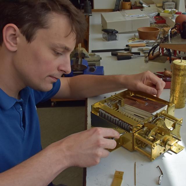 La restauration d'oiseaux mécaniques et d'horloges d'exception au coeur d'un atelier de Sainte-Croix. [RTS - Gaël Klein]