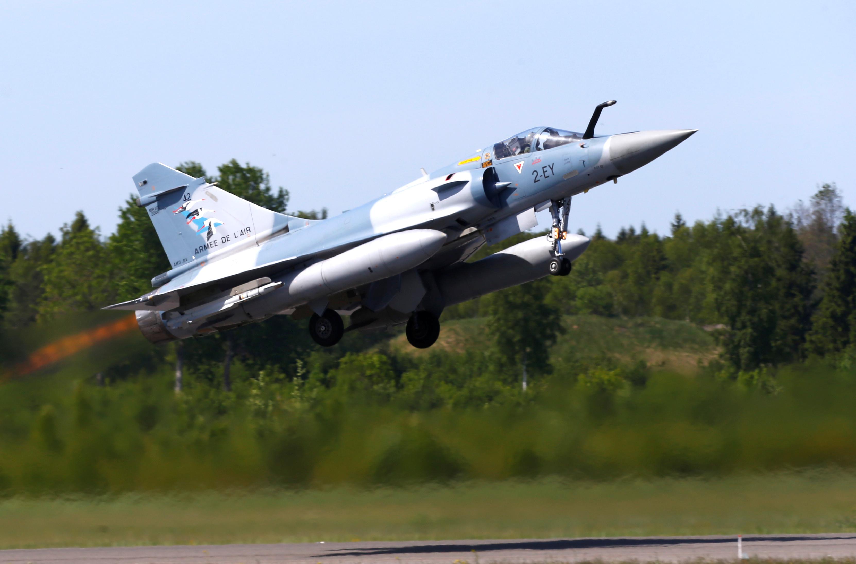 Un chasseur Mirage 2000-5 de l'armée de l'air française décolle lors d'une mission de police de l'air de l'OTAN dans la Baltique, sur la base aérienne militaire d'Amari, en Estonie, le 25 mai 2018 (image d'illustration). [REUTERS - INTS KALNINS]
