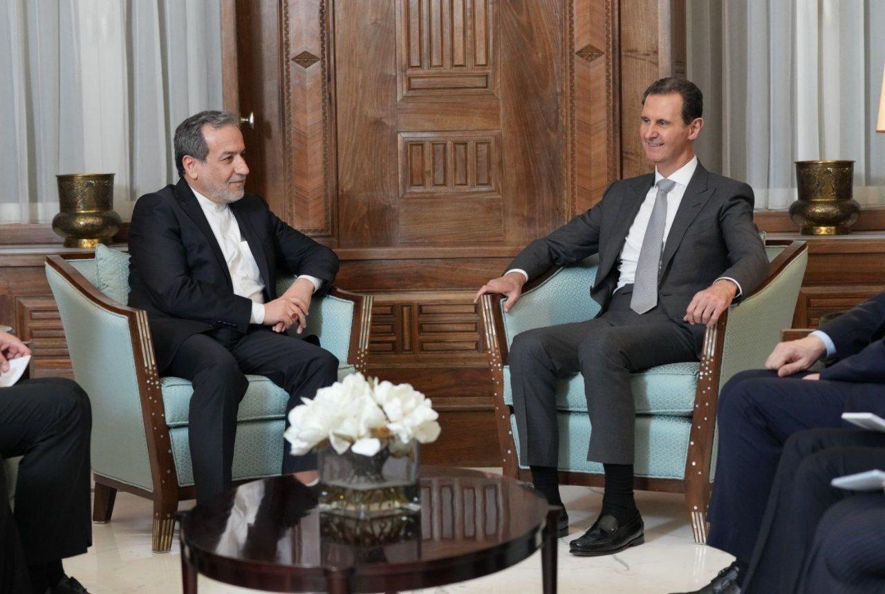 Le président syrien Bashar Al-Assad s'entretient avec le ministre iranien des Affaires étrangères Abbas Araghchi, à Damas, en Syrie, le 1er décembre 2024. [KEYSTONE - IRANIAN FOREIGN MINISTRY OFFICE]