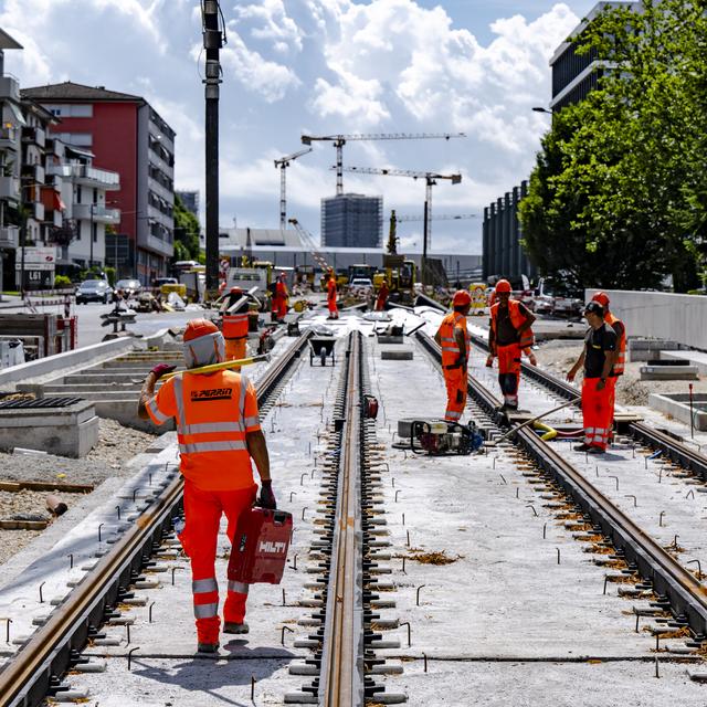 Une vue de la construction du Tramway lausannois entre Lausanne et Renens le mardi 16 juillet 2024 à Renens. [KEYSTONE - JEAN-CHRISTOPHE BOTT]