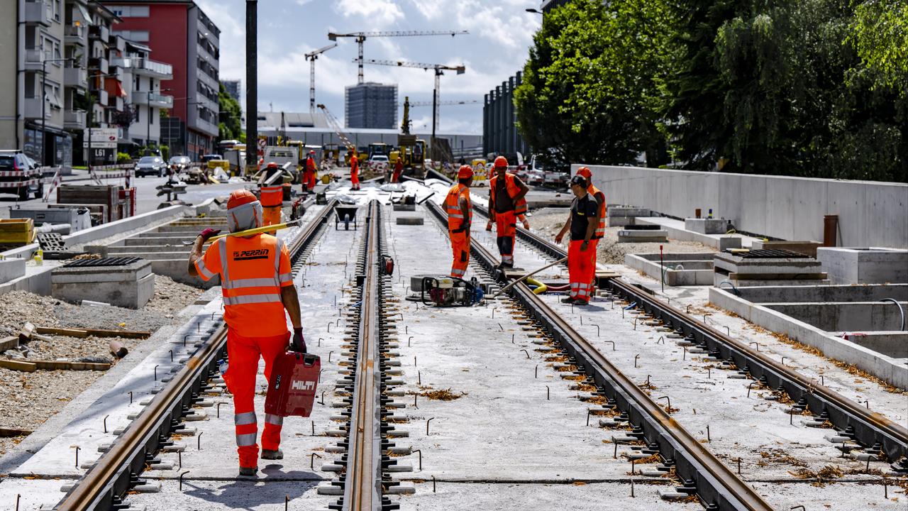 Une vue de la construction du Tramway lausannois entre Lausanne et Renens le mardi 16 juillet 2024 à Renens. [KEYSTONE - JEAN-CHRISTOPHE BOTT]