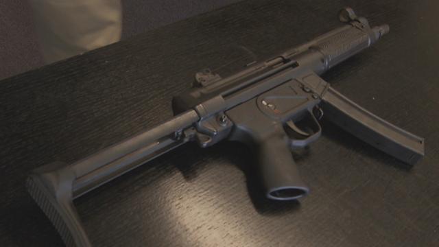 Un pistolet-mitrailleur de type HK MP5 a mystérieusement disparu d'un véhicule de la police fribourgeoise (image d'illustration). [RTS]