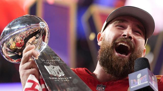 La star de Kansas, Travis Kelce, célèbre le sacre des siens. [KEYSTONE - ASHLEY LANDIS]