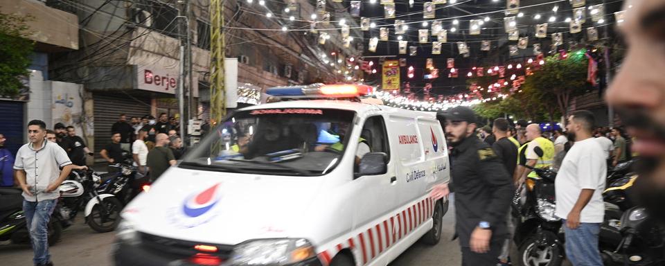 Une ambulance dans les rues de Beyrouth après une nouvelle frappe israélienne sur la banlieue sud. [KEYSTONE - WAEL HAMZEH]