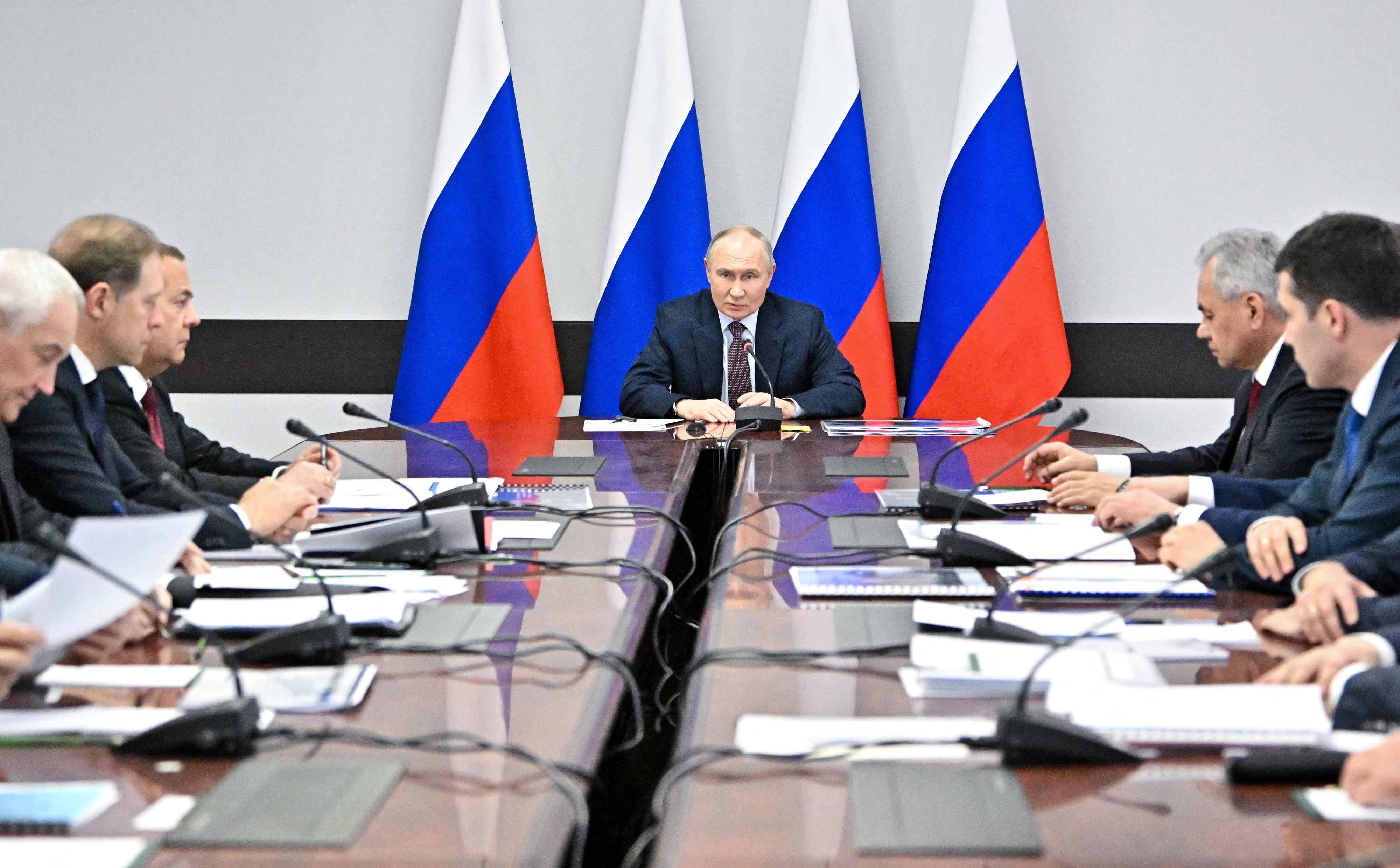 Vladimir Poutine préside une réunion avec des responsables et des chefs du secteur militaro-industriel du pays à l'extérieur de Moscou, le 25 mai 2024 (image d'illustration). [Sputnik via REUTERS - Sergei Bobylyov]