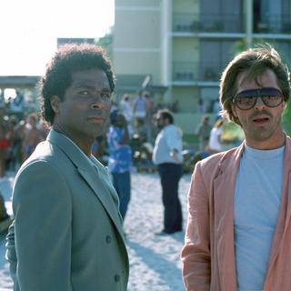 Philip Michael Thomas et Don Johnson dans "Miami Vice" en 1984. [AFP - Archives du 7eme Art / Photo12]