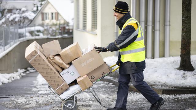 Cette année, le géant jaune a distribué un demi-million de paquets de plus qu'en 2023 à l'occasion du Black Friday. [KEYSTONE - MICHAEL BUHOLZER]