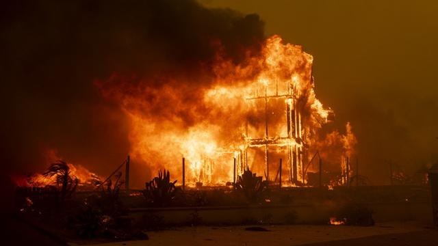 Une maison en flammes à Camarillo, en Californie. [AFP - ETIENNE LAURENT]