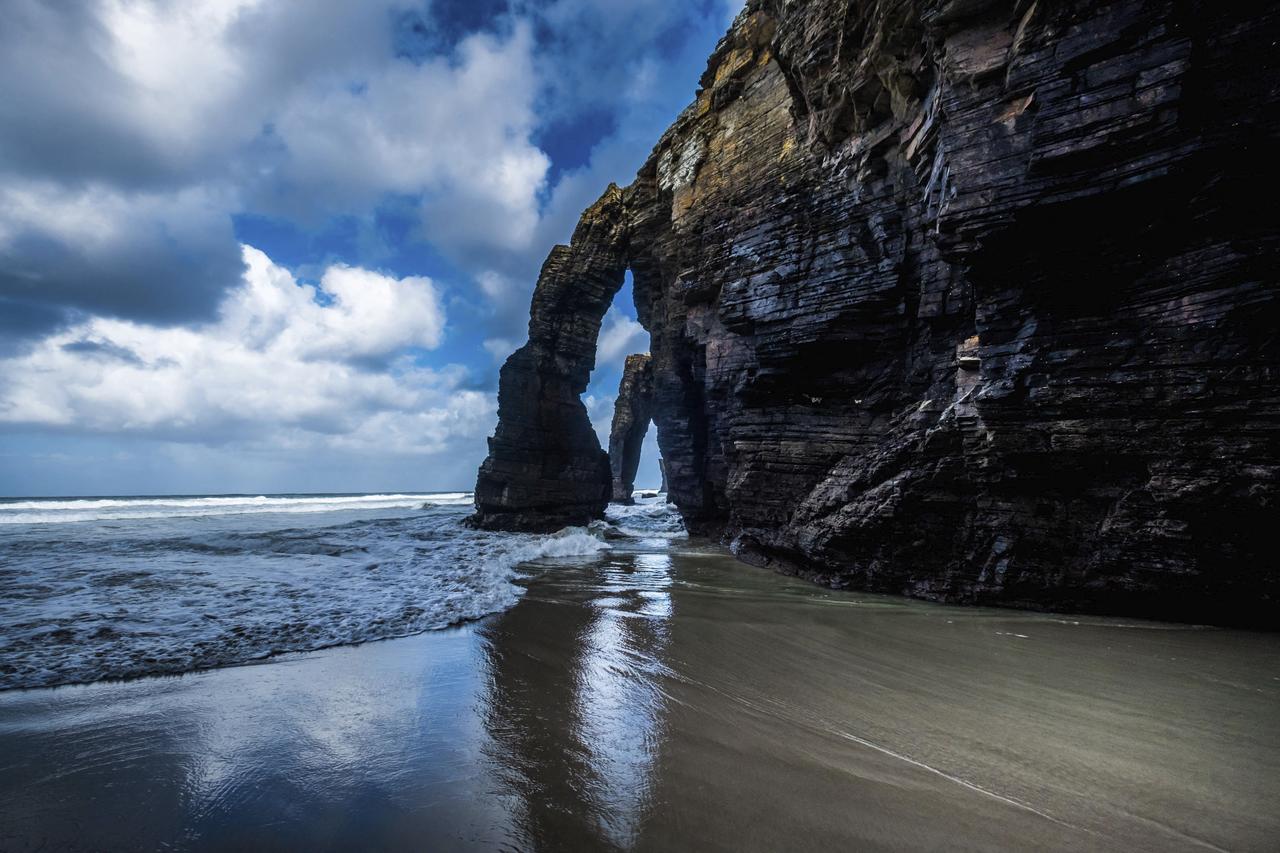 La Plage des Cathédrales, à Ribadeiro, en Galice. [Hemis via AFP - CHARTON FRANCK / HEMIS.FR]