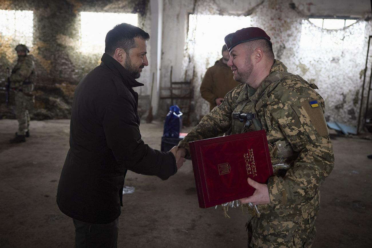 Le président ukrainien Volodymyr Zelensky a remis des récompenses aux soldats de la brigade défendant la région du Koupiansk. [KEYSTONE - PRESIDENTIAL PRESS SERVICE HANDO]