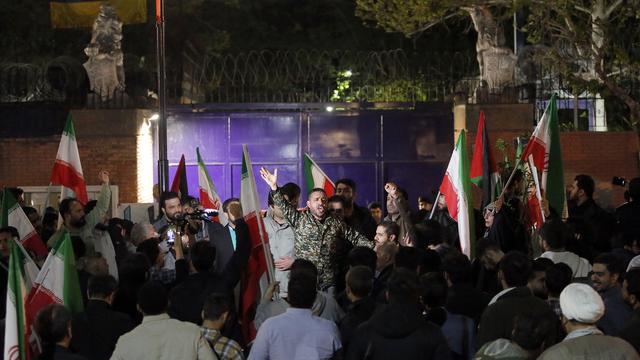 Des Iraniens fêtent le départ des missiles envoyés sur Israël, le 14 avril 2024. [Keystone - EPA/Abedin Taherkenareh]