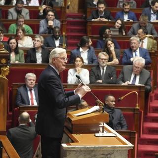 Michel Barnier devant l'Assemblée Nationale, le 2 décembre 2024. [Keystone - AP Photo/Michel Euler]