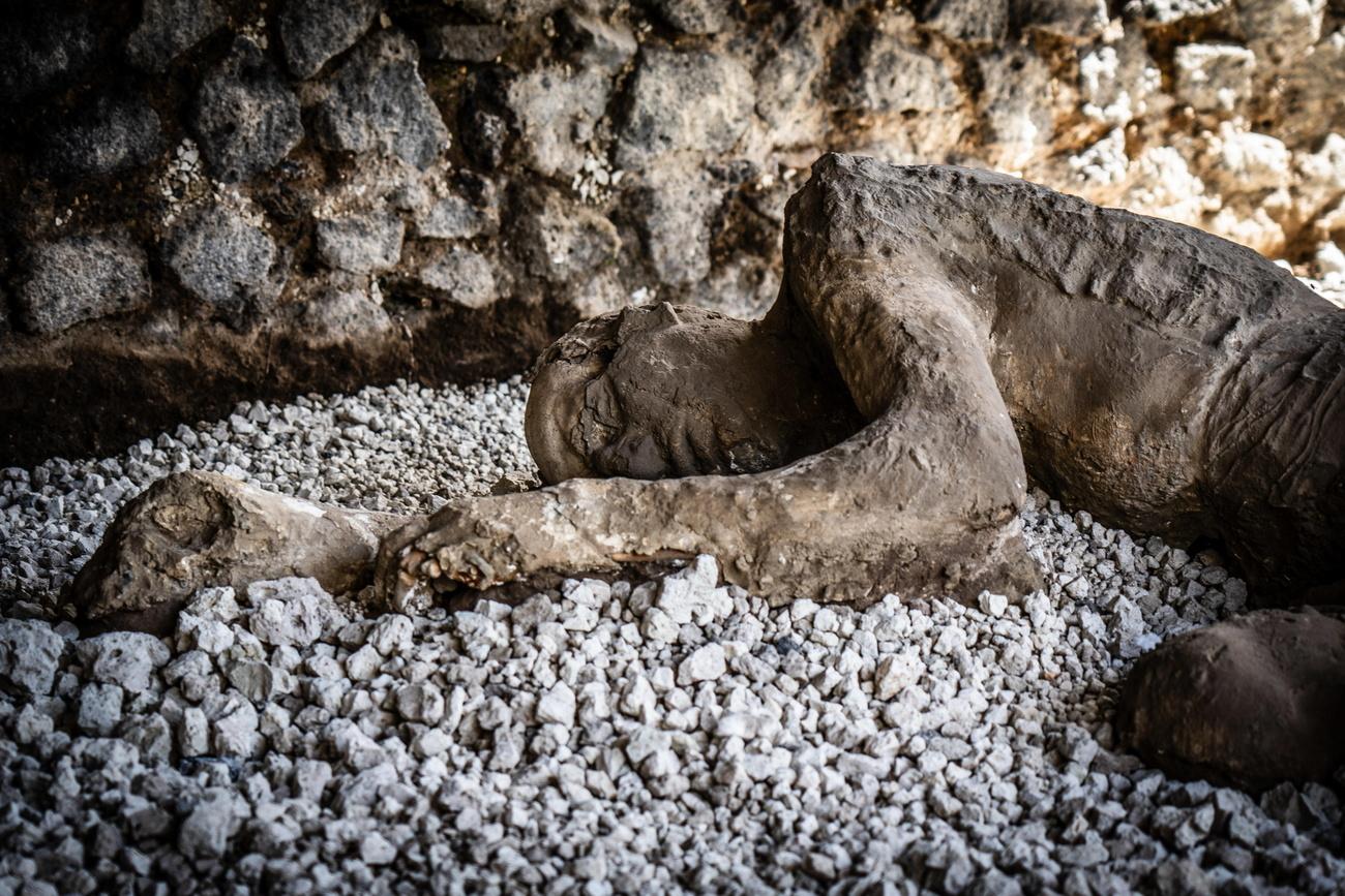 Un des moulages en plâtre de corps tordus morts lors de l'éruption du Vésuve en 79 après J.-C. [KEYSTONE - CESARE ABBATE]