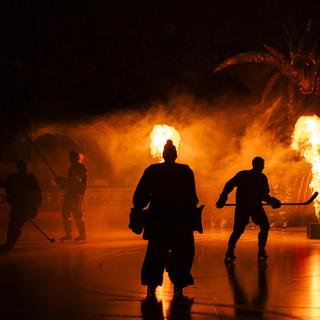 Les joueurs de hockey fribourgeois qui entrent sur la patinoire de la BCF Arena à Fribourg. [Keystone - Adrien Perritaz]