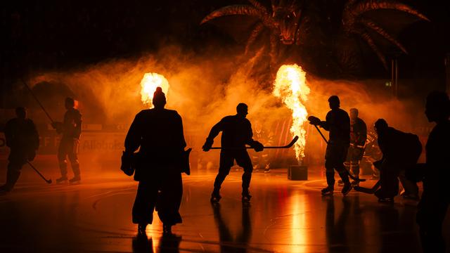 Les joueurs de hockey fribourgeois qui entrent sur la patinoire de la BCF Arena à Fribourg. [Keystone - Adrien Perritaz]
