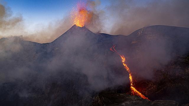 L'éruption de l'Etna, qui avait commencé le 14 juin, s'est intensifiée ces dernières semaines. [Reuters - Giuseppe di Stefano - Etna Walk]