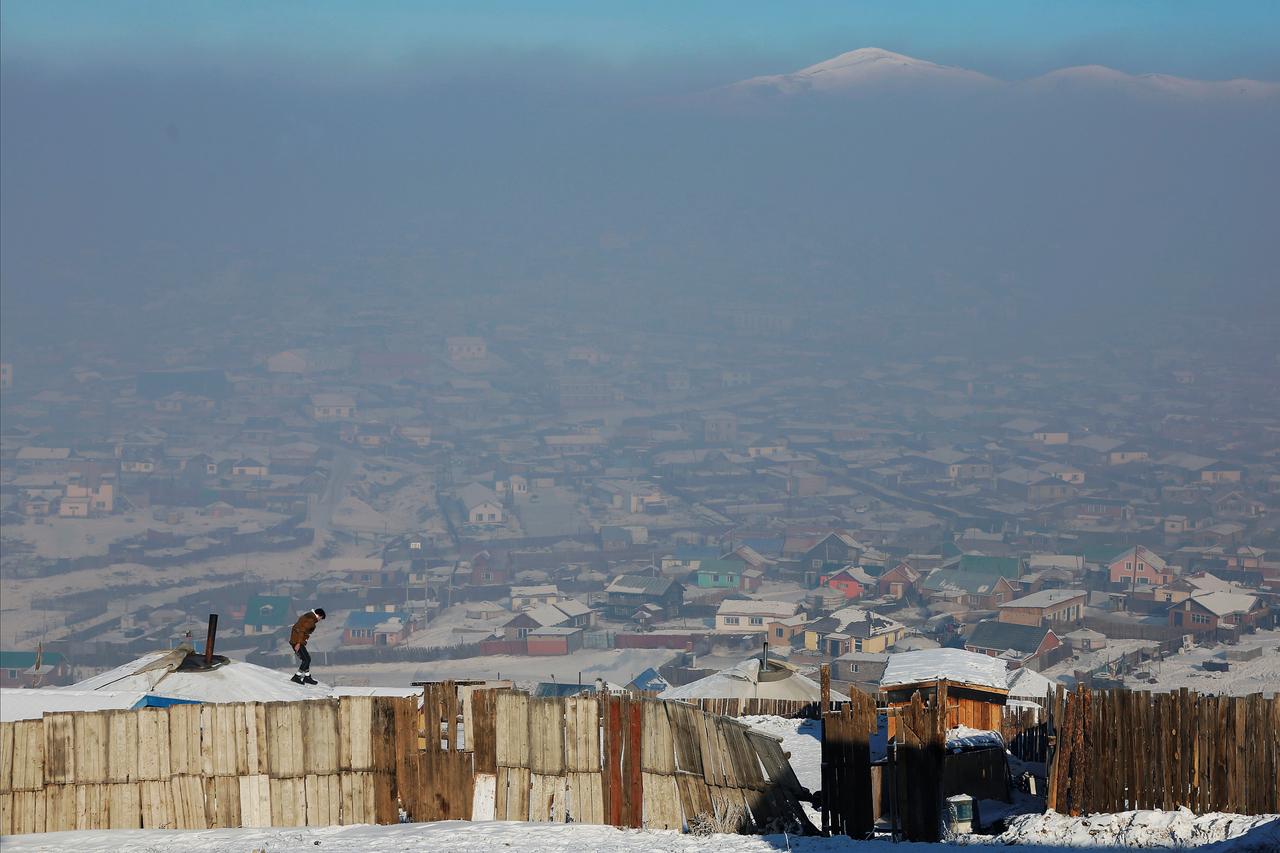 En hiver, une couche de fumée rejetée par les chauffages recouvre la capitale mongole. [REUTERS - Rentsendorj Bazarsukh]