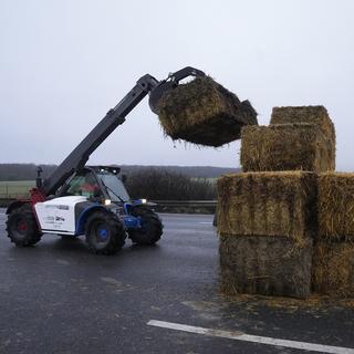 En France, les agriculteurs ont levé la plupart des barrages. [Keystone - AP Photo/Michel Euler]