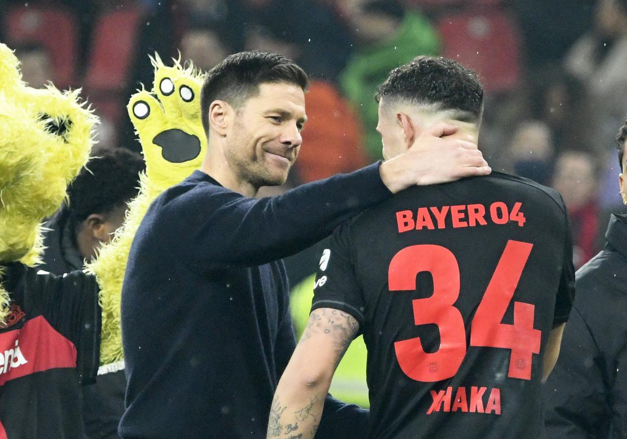 La complicité entre Xabi Alonso et Granit Xhaka est totale. [IMAGO/Kolvenbach - Kolvenbach]