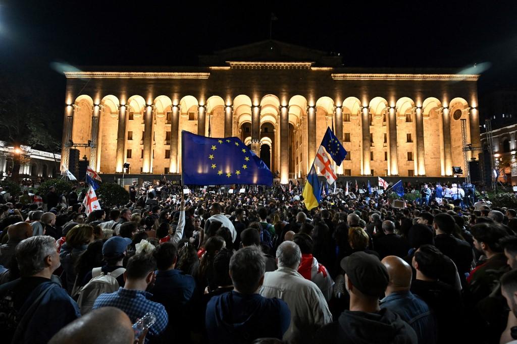 En Géorgie, environ 20'000 manifestants contre la loi sur l'"influence étrangère". [AFP - VANO SHLAMOV]