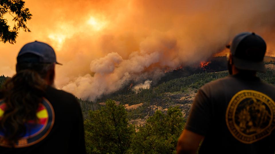 Des pompiers observent les flammes et la fumée se déplacer dans une vallée de la région de Forest Ranch dans le comté de Butte, alors que le Park Fire continue de brûler près de Chico, en Californie, le 26 juillet 2024. [AFP - JOSH EDELSON]