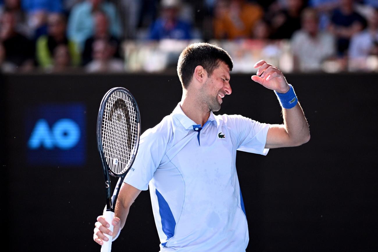 Toute la frustration de Djokovic. [KEYSTONE - EPA/Joel Carrett Australia and New Zealand Out]
