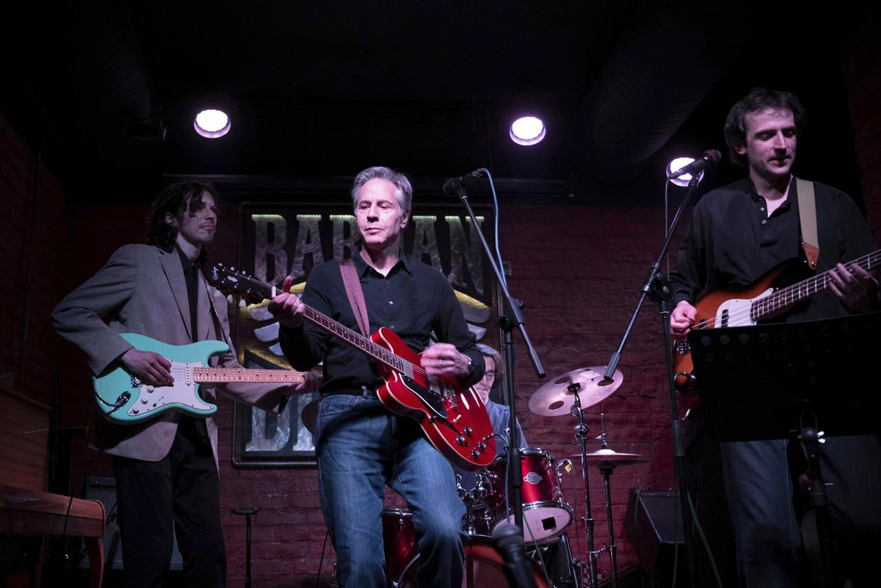 Antony Blinken s'est retrouvé sous le feu des critiques pour avoir joué "Rockin' in The Free World" dans un bar de la capitale ukrainienne mardi soir. [Keystone - Brendan Smialowski - Pool photo via AP]