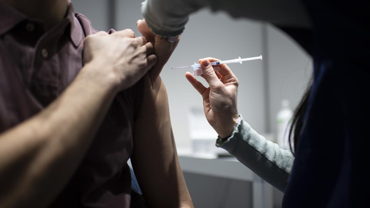 En Allemagne, un homme de 62 ans s'est fait vacciner 217 fois contre le coronavirus. Son système immunitaire fonctionne "tout à fait normalement" selonl'Université Friedrich-Alexander d'Erlangen-Nuremberg (image d'illustration). [Keystone - Gian Ehrenzeller]