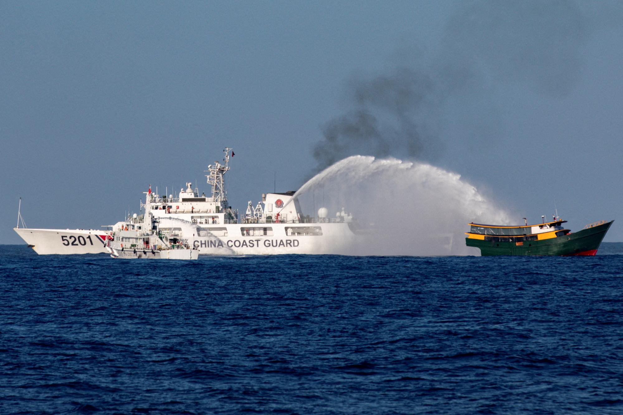 Les garde-côtes chinois tirent au canon à eau sur le bateau philippin Unaizah May 4 qui était en route pour l'atoll Second Thomas, le 5 mars. [REUTERS - Adrian Portugal]