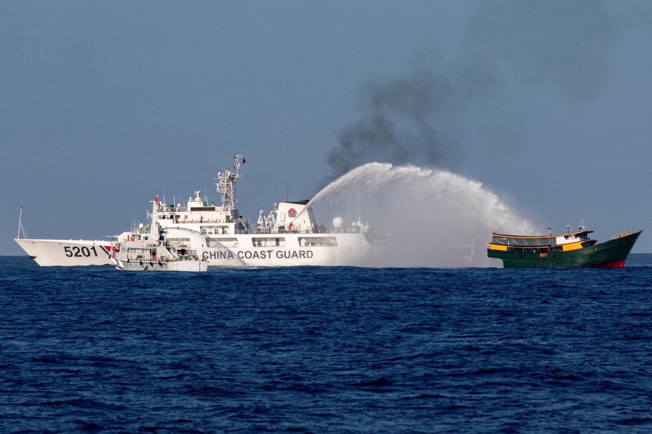 Les garde-côtes chinois tirent au canon à eau sur le bateau philippin Unaizah May 4 qui était en route pour l'atoll Second Thomas, le 5 mars. [REUTERS - Adrian Portugal]