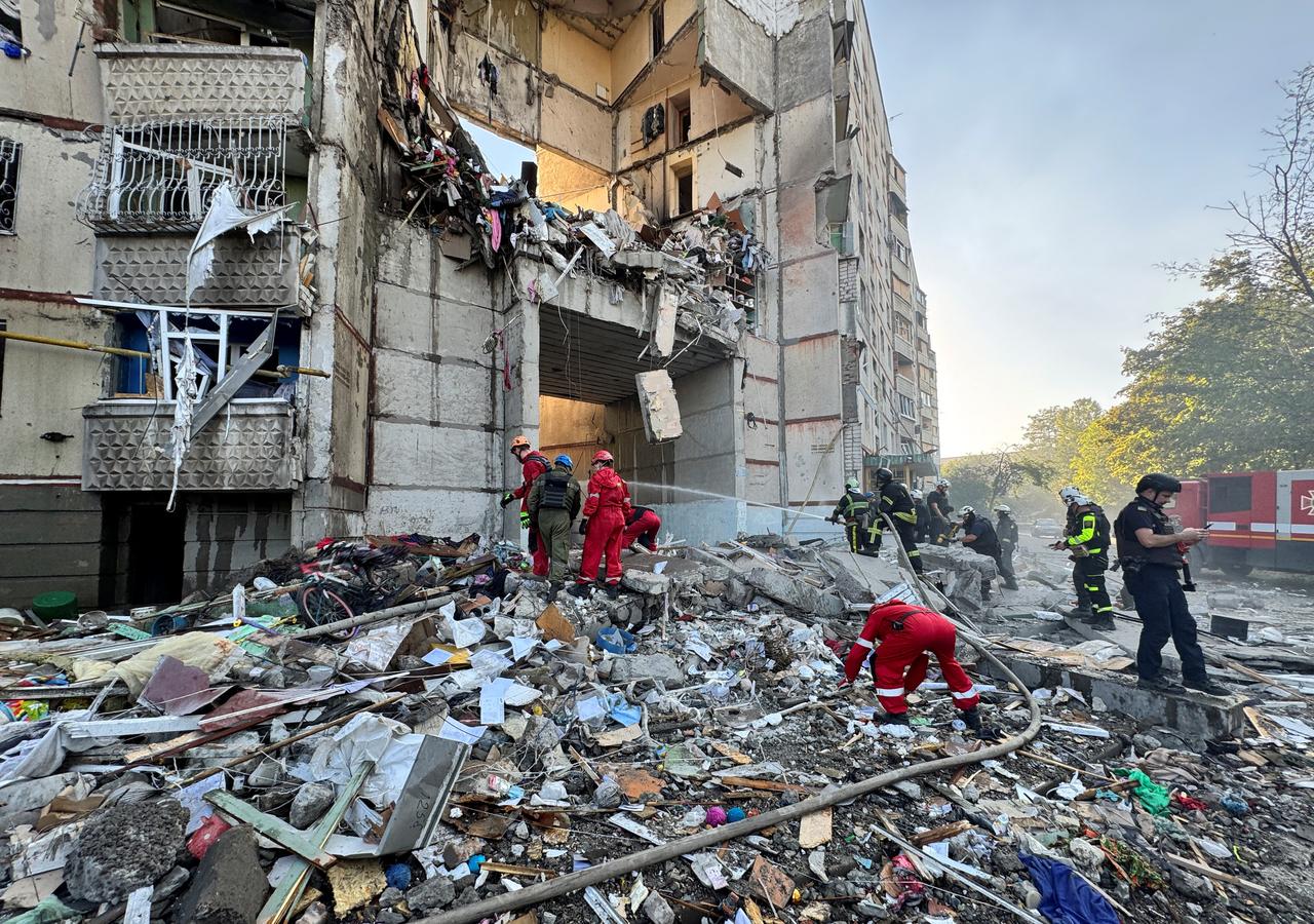 Une frappe aérienne russe a touché un immeuble résidentiel d'un quartier de Kharkiv, selon le gouverneur régional, qui fait état à ce stade de trois morts et 22 blessés. [REUTERS - Vitalii Hnidyi]