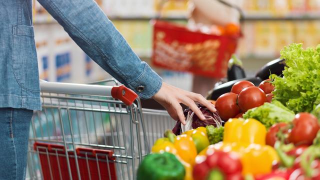 Le système alimentaire suisse n’a pas encore fait l’objet d’études poussées pour établir son impact réel sur le réchauffement climatique, l’utilisation des ressources premières et la santé de sa population. [Depositphotos - stokkete]