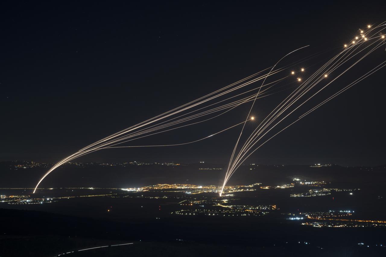 Le système de défense aérienne israélien Iron Dome tire pour intercepter une attaque du Liban au-dessus de la région de Galilée, vue depuis le plateau du Golan annexé par Israël, le 4 août 2024. [KEYSTONE - LEO CORREA]