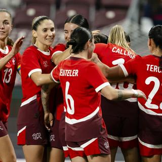 L'équipe de foot féminine de Suisse célèbre le premier goal de Ramona Bachmann, marqué dans un match amical contre la France. [Jean-Christophe Bott]