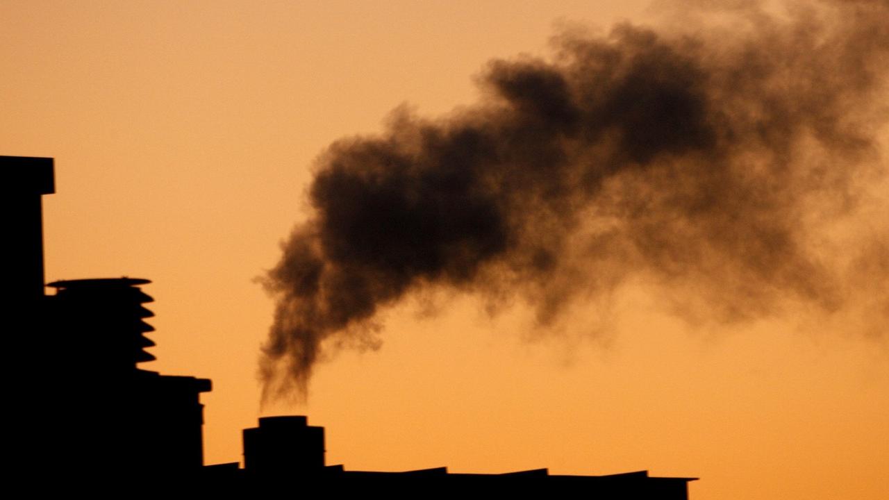 La Confédération doit fixer des objectifs de réduction de CO2 plus élevés aux firmes. [Keystone - Laurent Gillieron]