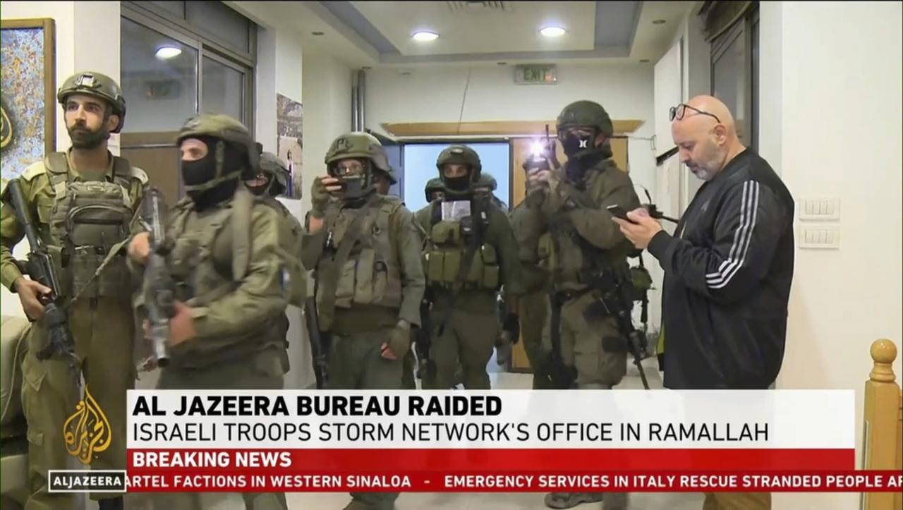 Image extraite à partir d'une vidéo fournie par Al Jazeera English montrant des troupes israéliennes effectuant une descente dans leur bureau à Ramallah. [KEYSTONE - AL JAZEERA]