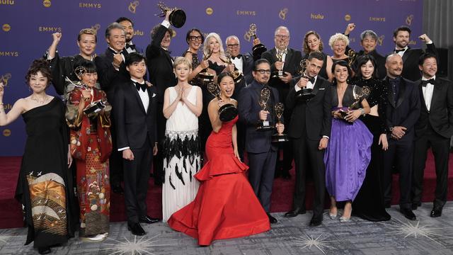 L'équipe de la série "Shogun", qui a triomphé avec le prix de la meilleure série dramatique, lors de la 76e édition des Emmy Awards, le dimanche 15 septembre 2024 à Los Angeles. [Keystone - AP Photo/Jae C. Hong]