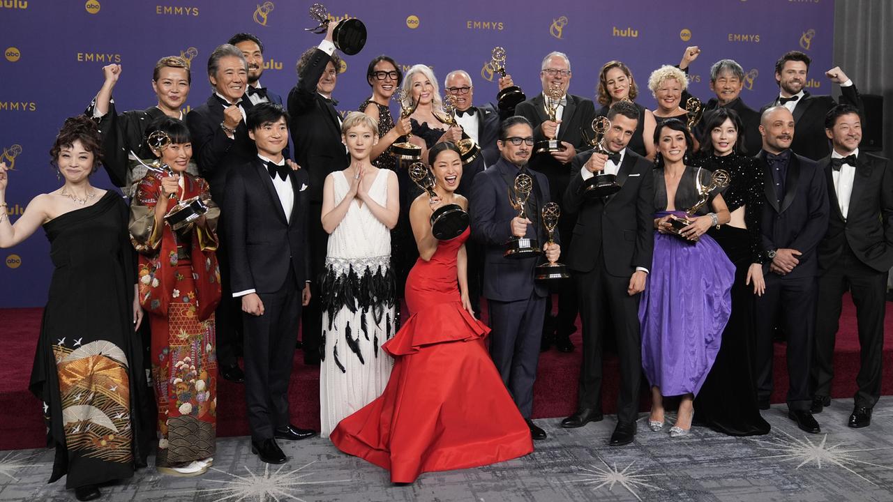 L'équipe de la série "Shogun", qui a triomphé avec le prix de la meilleure série dramatique, lors de la 76e édition des Emmy Awards, le dimanche 15 septembre 2024 à Los Angeles. [Keystone - AP Photo/Jae C. Hong]