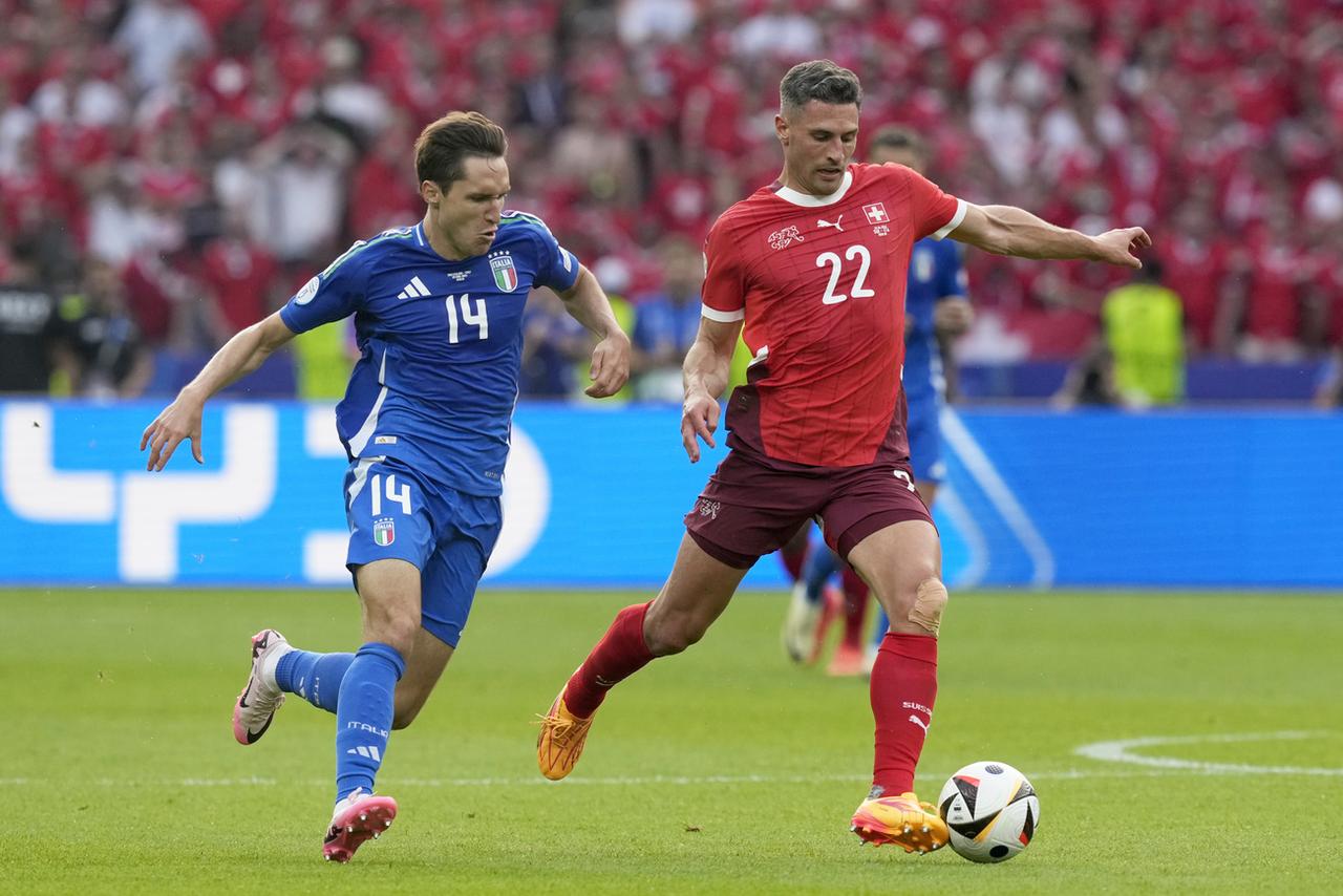 Fabian Schär devra se montrer solide face à Harry Kane. [KEYSTONE - ANTONIO CALANNI]