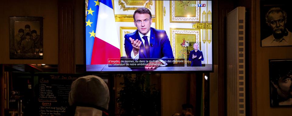 L'allocution d'Emmanuel Macron a été suivie par 17,5 millions de téléspectateurs et téléspectatrices. [EPa/Keystone - Teresa Suarez]